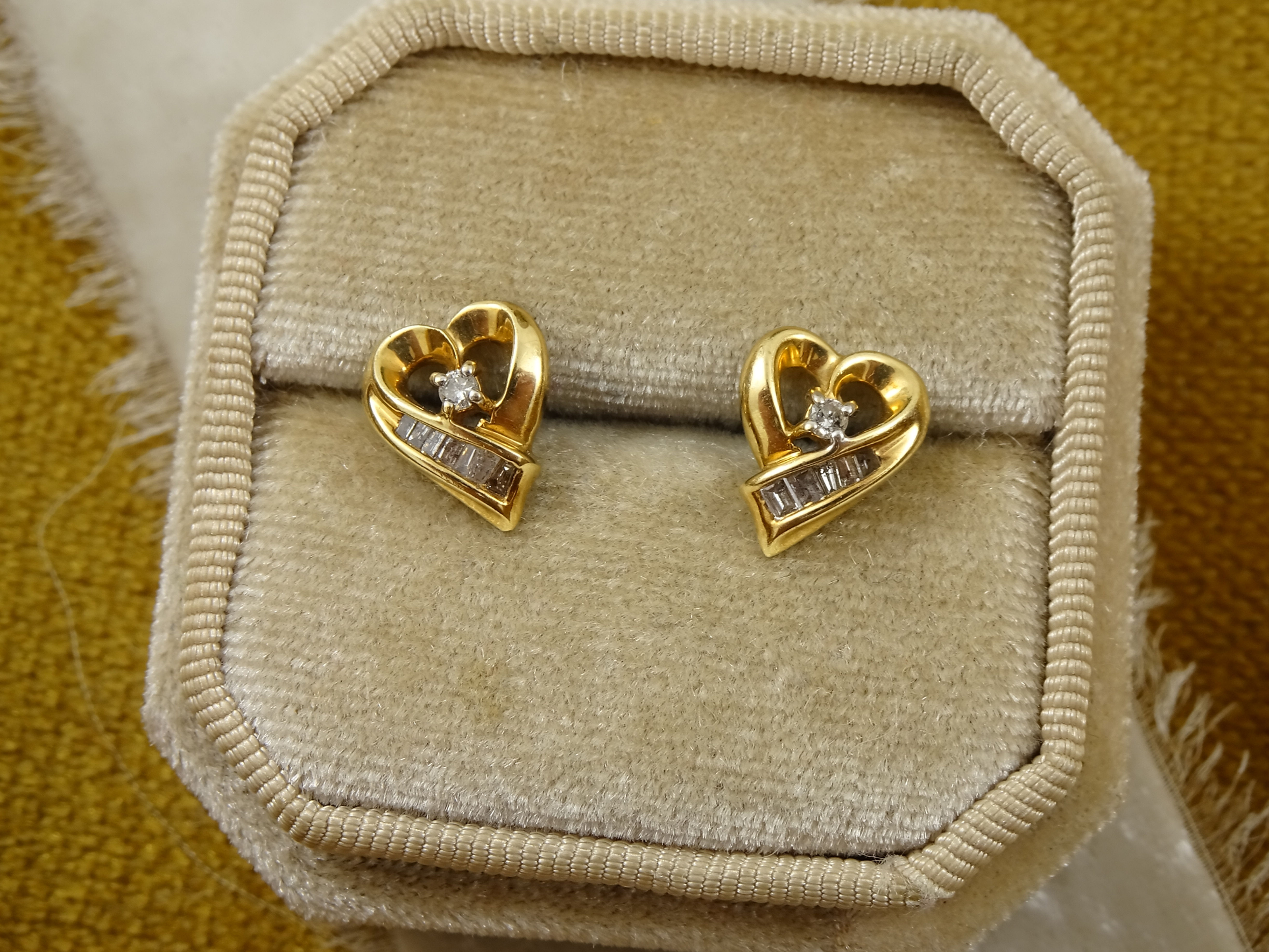 Vintage Romantic 10k Solid Yellow Gold Heart Studs 14 Diamonds 1.9g NO backs