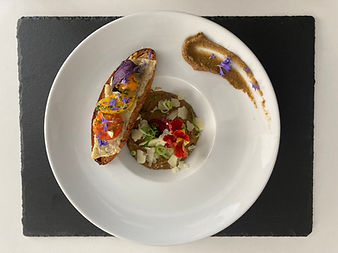 Caviar d'aubergine et toast à la tomme de brebis