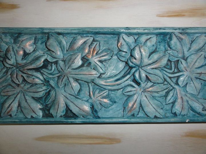 Placa em gesso sobre madeira entalhada