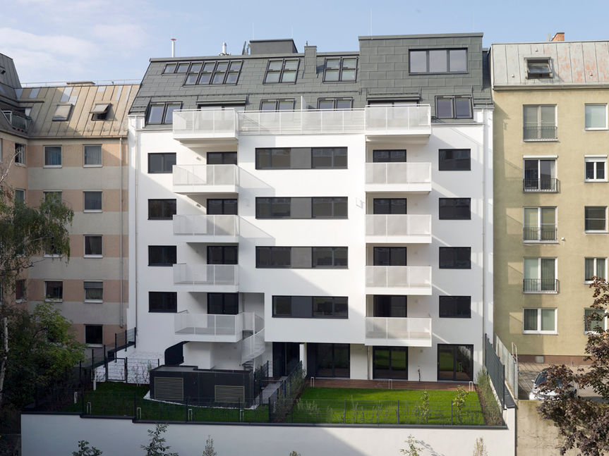 Gartenansicht der Rückseite des Gebäudes Eduard-Pötzl-Gasse 4 mit Grünfläche und Terrassen.