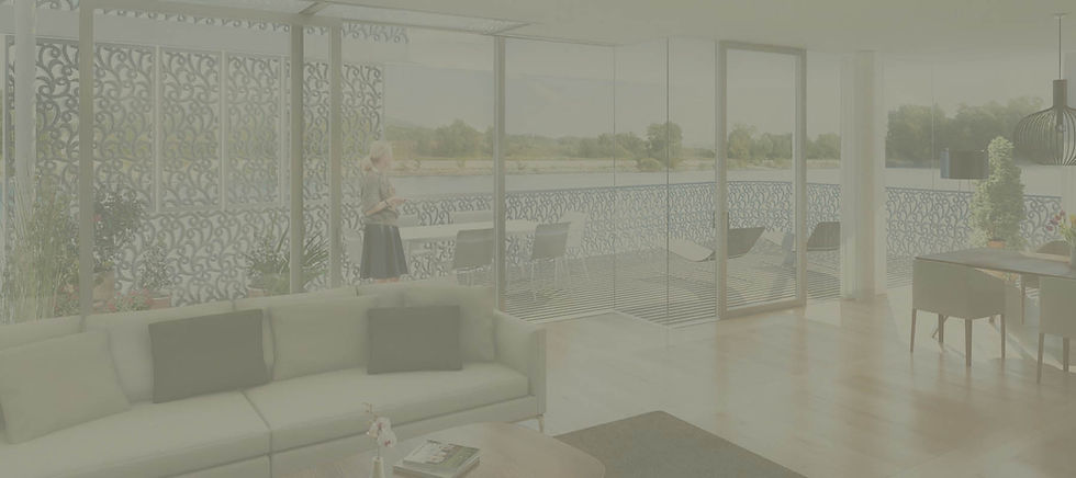 Helles, modern eingerichtetes Apartment mit großzügiger Glasfront und Blick auf das Wasser, dekorativem Balkongeländer und stilvollem Interieur – exklusives Wohnprojekt der LENIKUS Gruppe mit Fokus auf Design und Lebensqualität am Wasser.