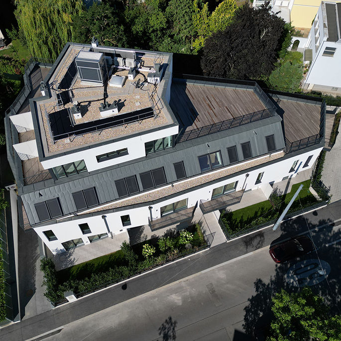 Moderne Wohnanlage mit großzügiger Dachterrasse und klarer Architektur – exklusives Immobilienprojekt der LENIKUS Gruppe in Wien.
