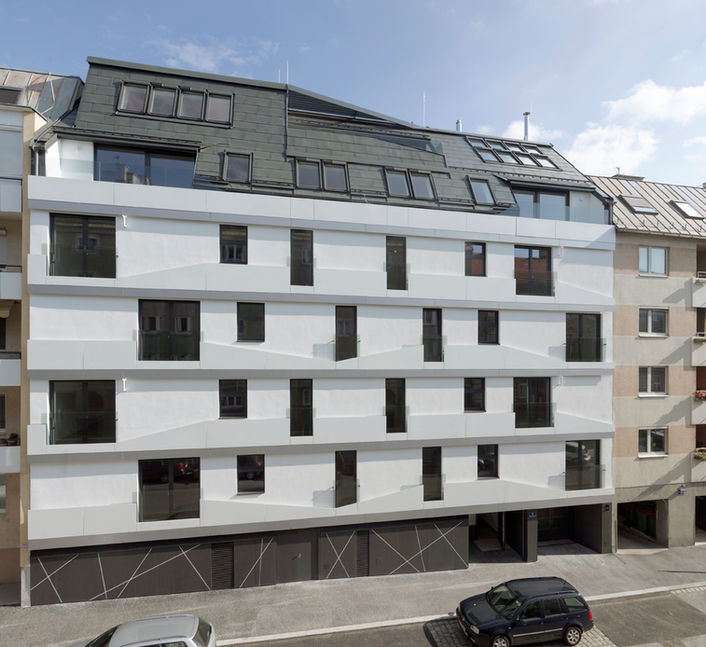 Straßenseitige Gesamtansicht der modernen Wohnhausfassade Eduard-Pötzl-Gasse 4 mit Glasbalkonen.