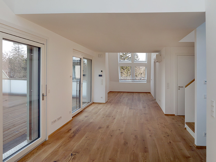 Lichtdurchfluteter Wohnraum der Ville Verde Apartments mit Zugang zur großen Terrasse.