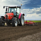 Landwirtschaft mit rotem Traktor