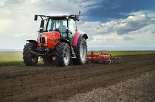 Roter Traktor auf dem Gebiet