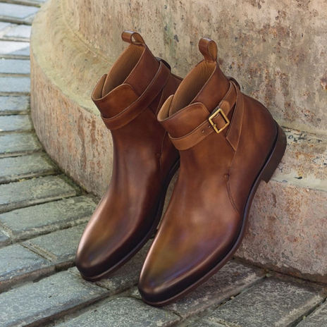 DORO Boots in a brown leather with burnishing finishing and a buckle on top.