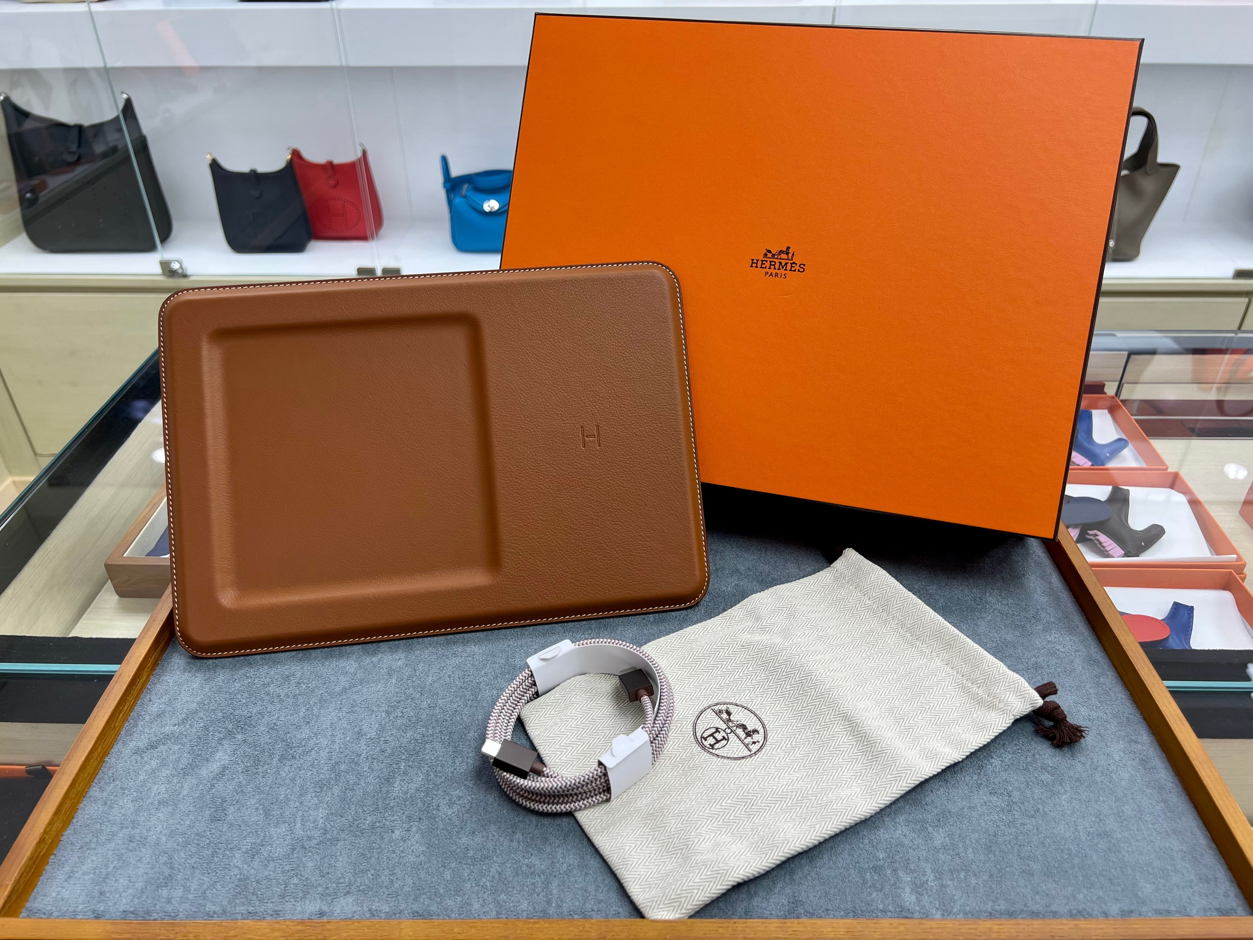 VOLT'H WIRELESS CHARGING CHANGE TRAY