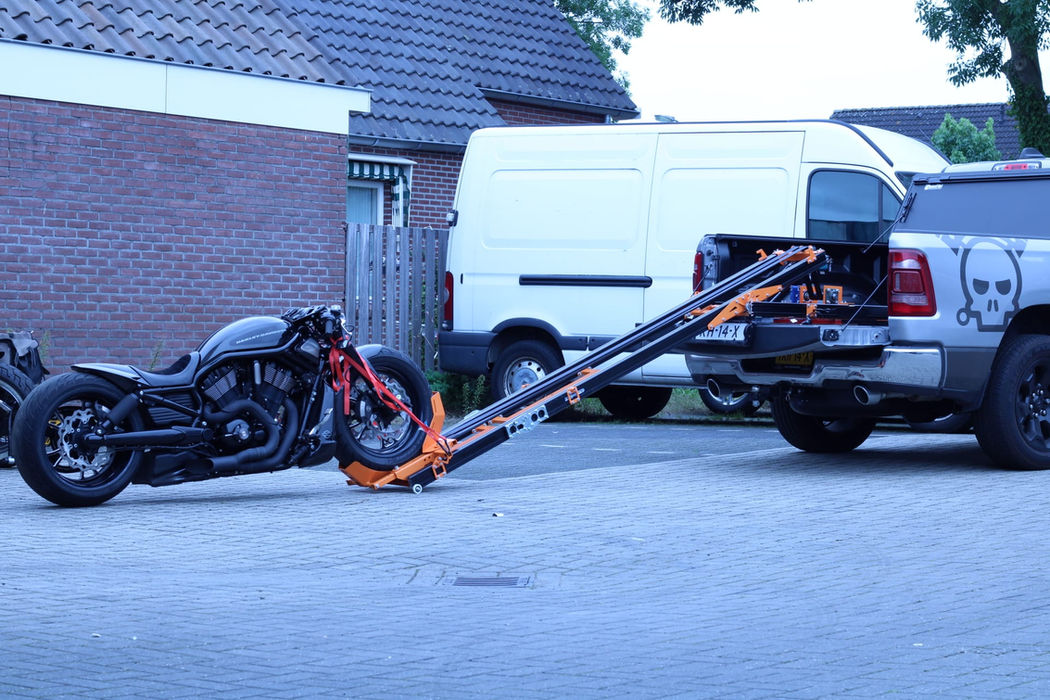 motosiklet transferi için kullanılan motosiklet nakliyesi amaçlı üretilen motorlu motosiklet rampası