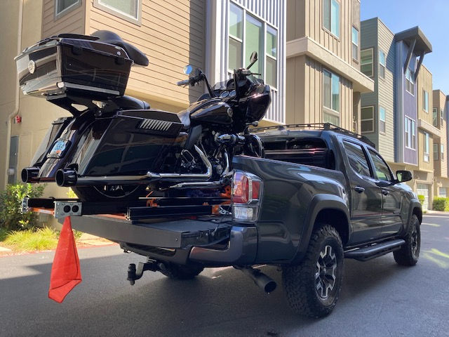 pickup, pikap, kamyonet, VW Amarok, Toyota Hilux, Ford Ranger, KGM, kısa kasa pickup araçlar üzerine Harley Davidson, KTM, BMW, Triumph, Honda marka enduro, cruiser, adventure, naked, sport, scooter tipi motosikletlerin transferi, nakliyesi için kullanılan motorlu motosiklet yükleme rampası kullanımı