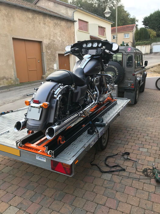pickup, pikap, kamyonet, VW Amarok, Toyota Hilux, Ford Ranger, KGM, kısa kasa pickup araçlar üzerine Harley Davidson, KTM, BMW, Triumph, Honda marka enduro, cruiser, adventure, naked, sport, scooter tipi motosikletlerin transferi, nakliyesi için kullanılan motorlu motosiklet yükleme rampası kullanımı