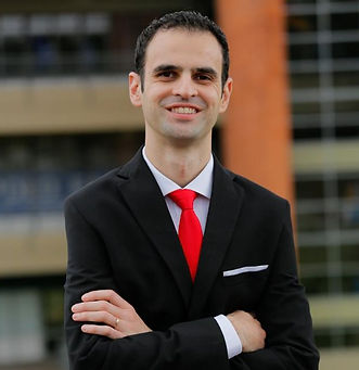 Prédio desfocado com homem na frente