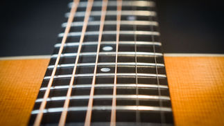 Gitaarsnaren vervangen van een akoestische gitaar.