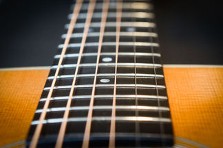 Gitaarsnaren vervangen van een akoestische gitaar.