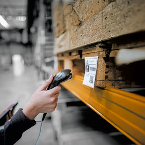 Handscanner liest ein Etikett an einer Palette im Lager