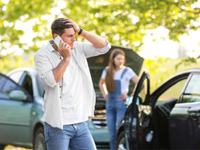 Auto Unfall , Mann informiert Polizei