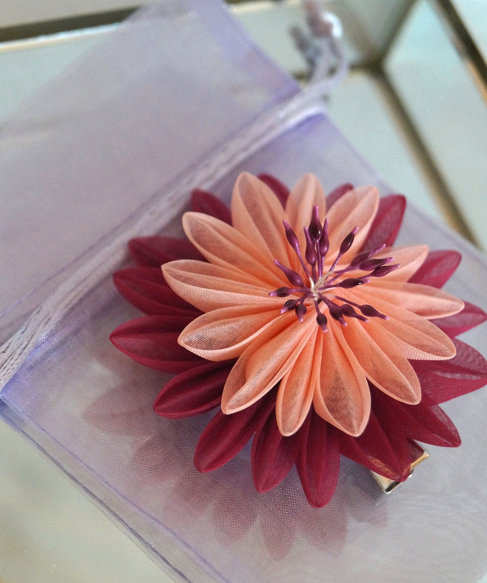 Miniature : Barrette/Pince à cheveux fleur en organza de soie bordeaux et pêche