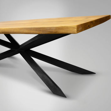 Ein moderner Wohnzimmertisch mit einem eleganten Metallgestell und einer glatten Massivholzplatte, der in einem stilvoll eingerichteten Wohnzimmer steht.