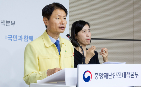 Der stellvertretende Gesundheitsminister Kim Kang-lip lobt die "freiwillige Teilnahme" von SK Telecom, KT, Naver und Kakao an erhöhten Sicherheitsprotokollen während einer Pressekonferenz am Dienstag in Sejong.