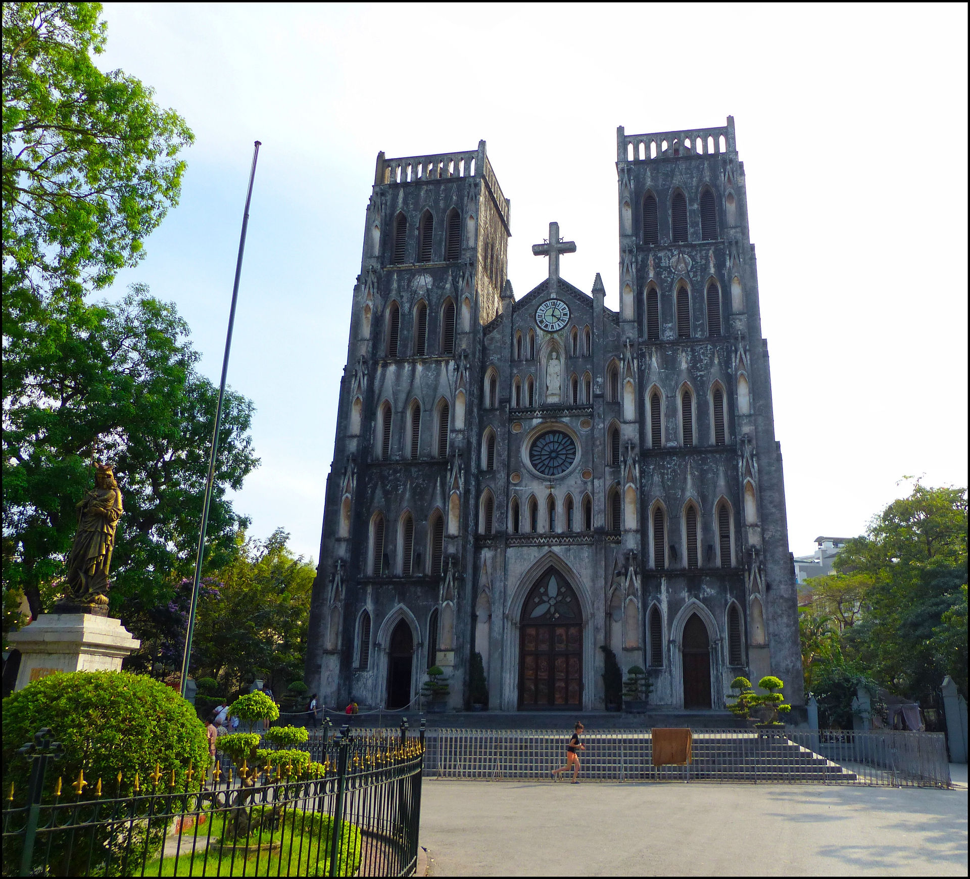 journeys and scorpions travelblog | Vietnam, Hanoi St. Joseph Cathedral