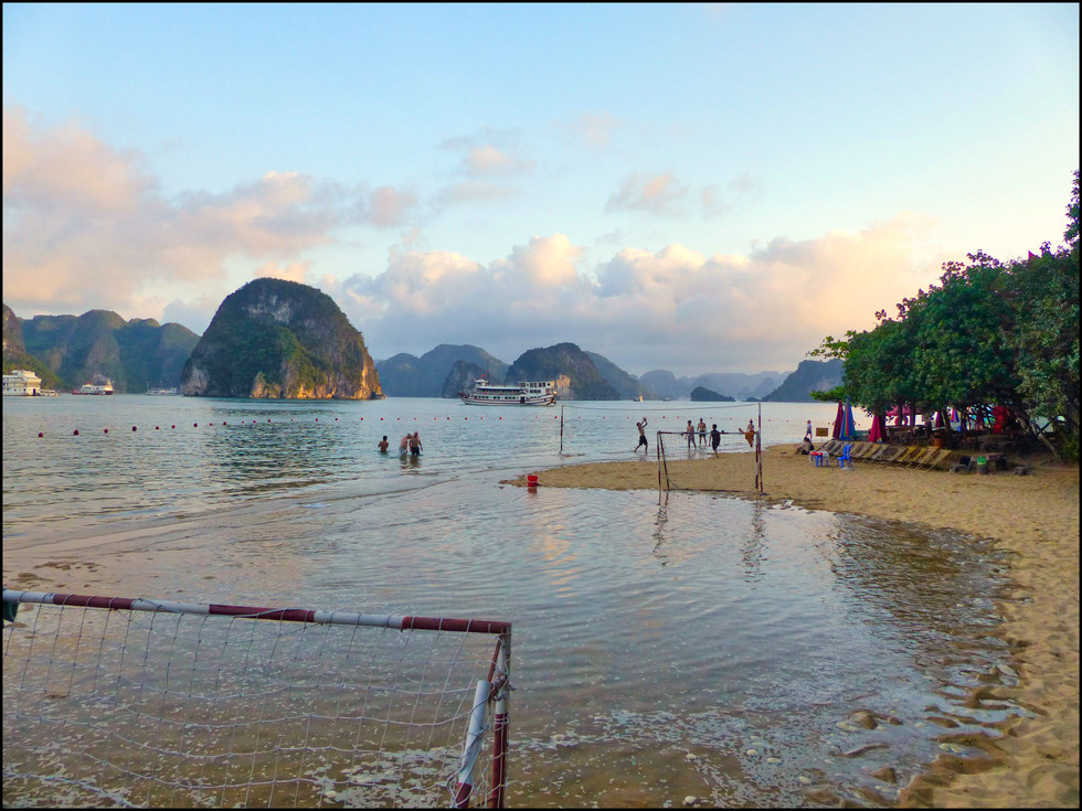 journeys and scorpions travelblog | Vietnam, Halong Bay, Ti Top Island