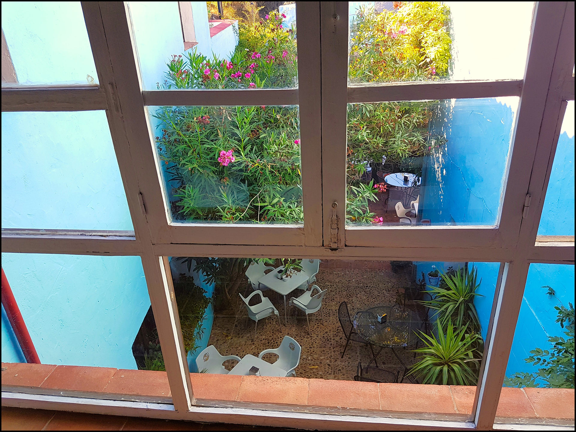 journeys and scorpions travelblog | Spain, Andalusia | Juzcar, Smurftown, Hotel Bandolero