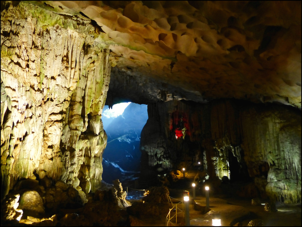 journeys and scorpions travelblog | Vietnam, Halong, Sung Sot Cave