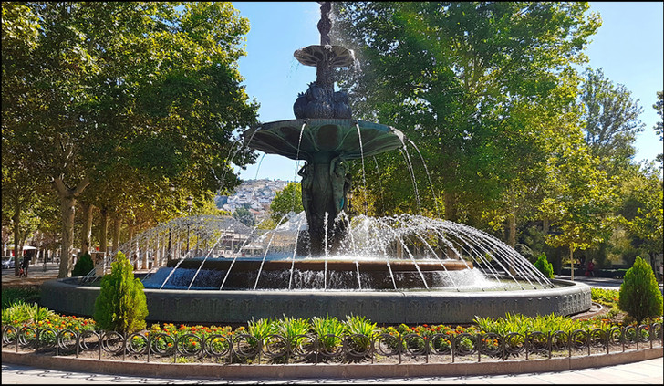 journeys and scorpions travelblog | Spain-Andalusia, Granada |  Fuente de las Granadas
