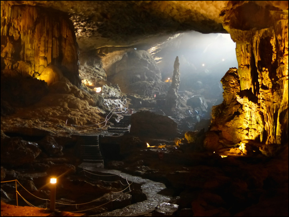 journeys and scorpions travelblog | Vietnam, Halong, Sung Sot Cave