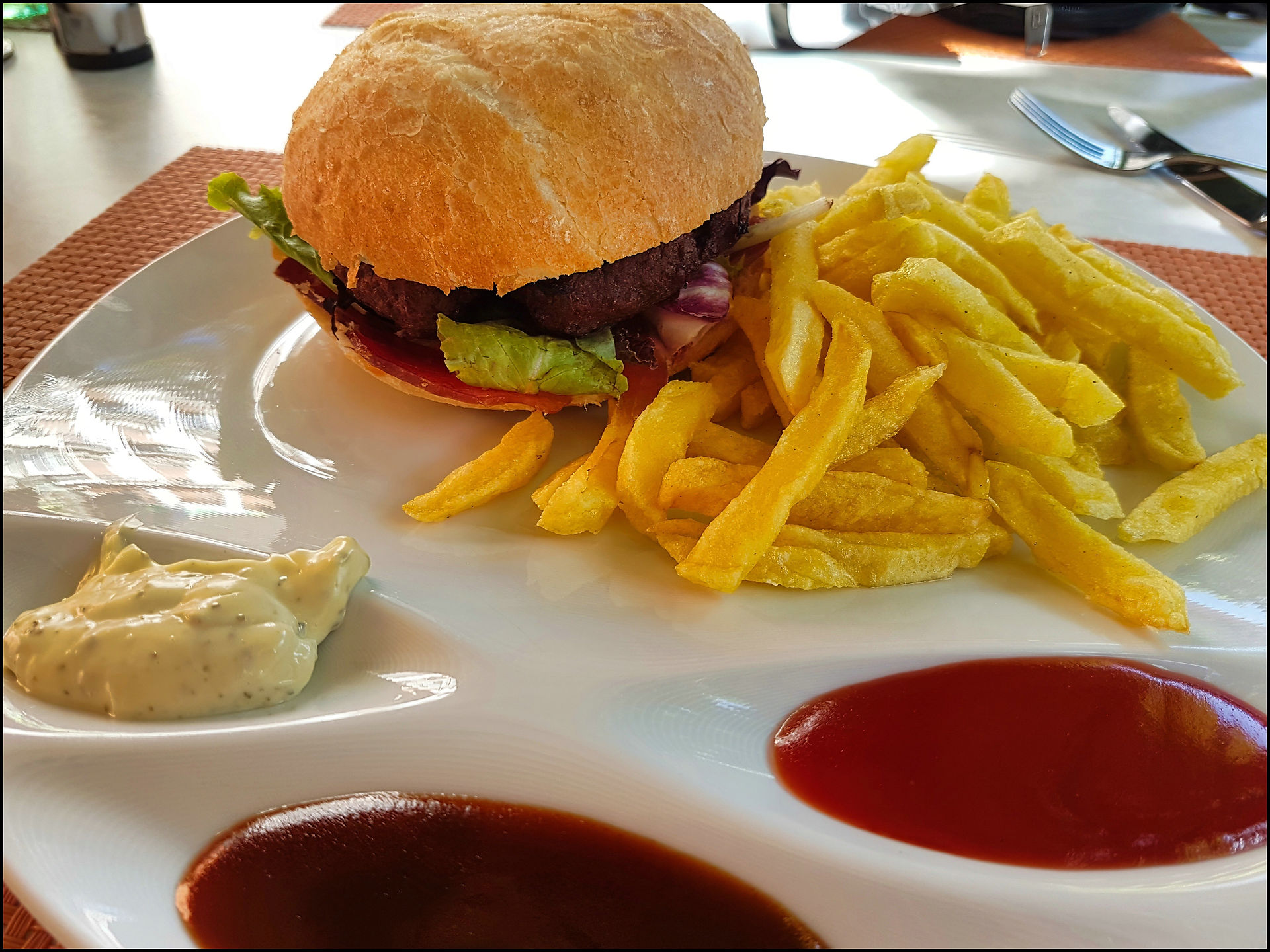 journeys and scorpions travelblog | Spain-Andalusia, Granada | Restaurant Brinas, Hamburguesa Iberi