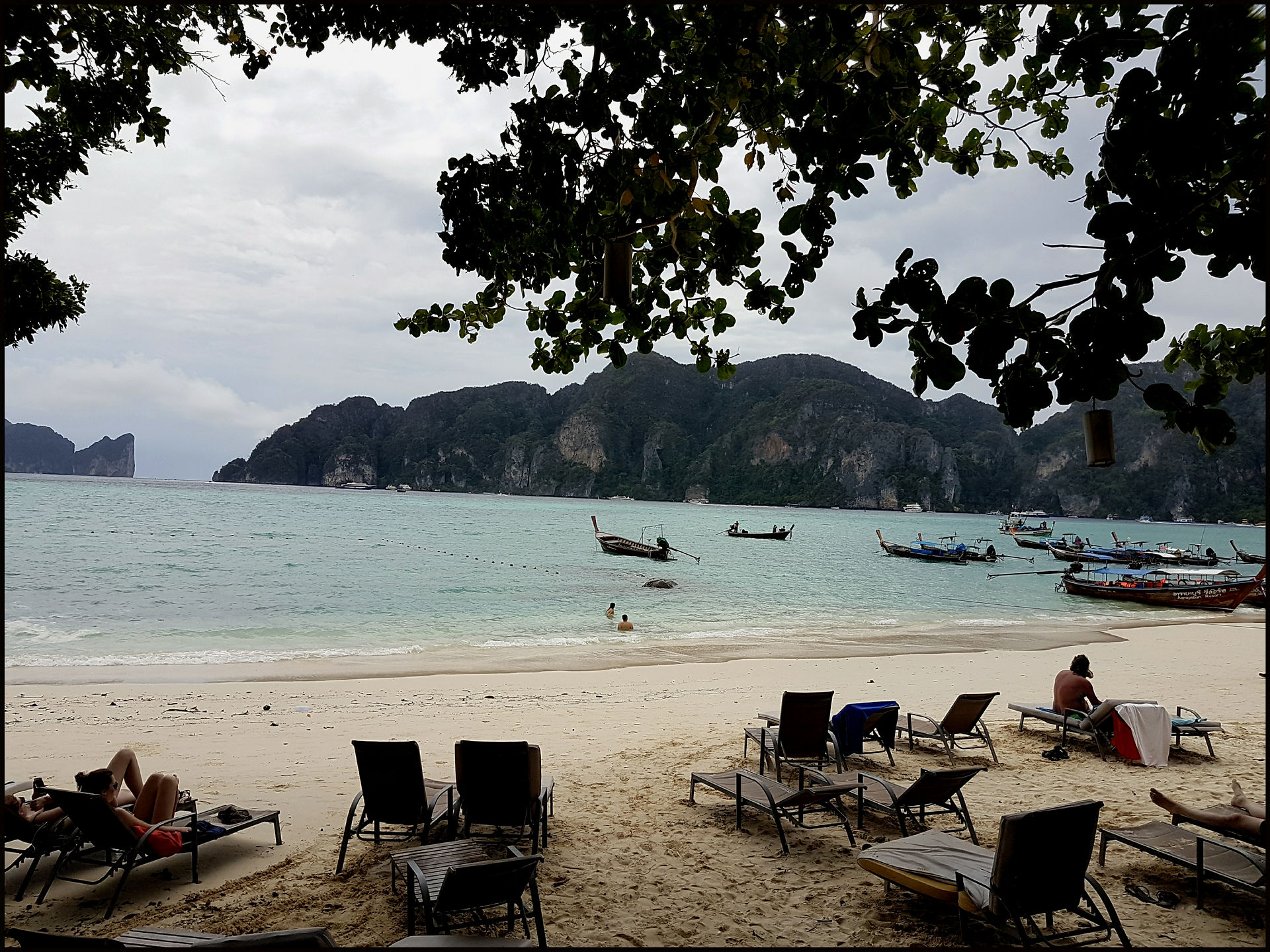 journeys & scorpions | travelblog | Thailand-Phi Phi Island | Long Beach