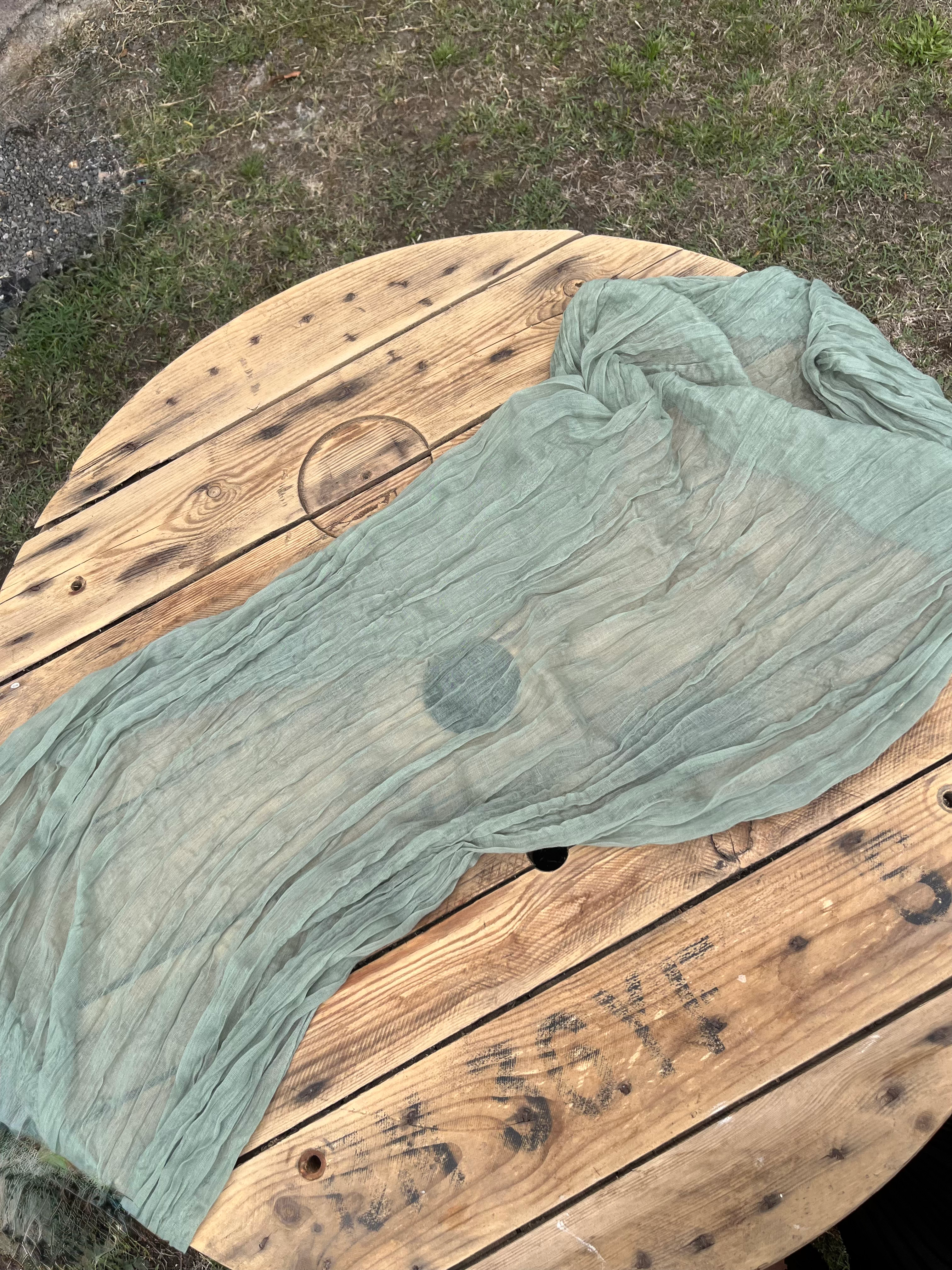 Chemin de table vert d'eau