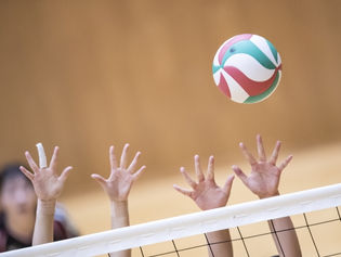 バレーボールをしている小学生の膝痛｜成長痛？それともケガ？見分け方と対処法｜