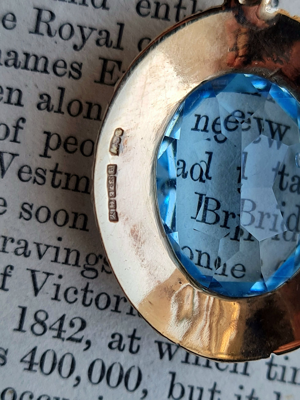 Thumbnail: Vintage 1970s 9ct Gold Topaz Pendant