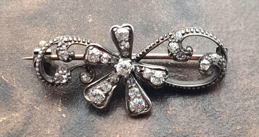 Thumbnail: Victorian 15ct Gold Old Cut Diamond Brooch