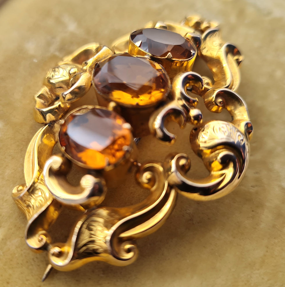 Thumbnail: Victorian 15ct Gold & Citrine Set Scrolled Engraved Brooch/Pendant