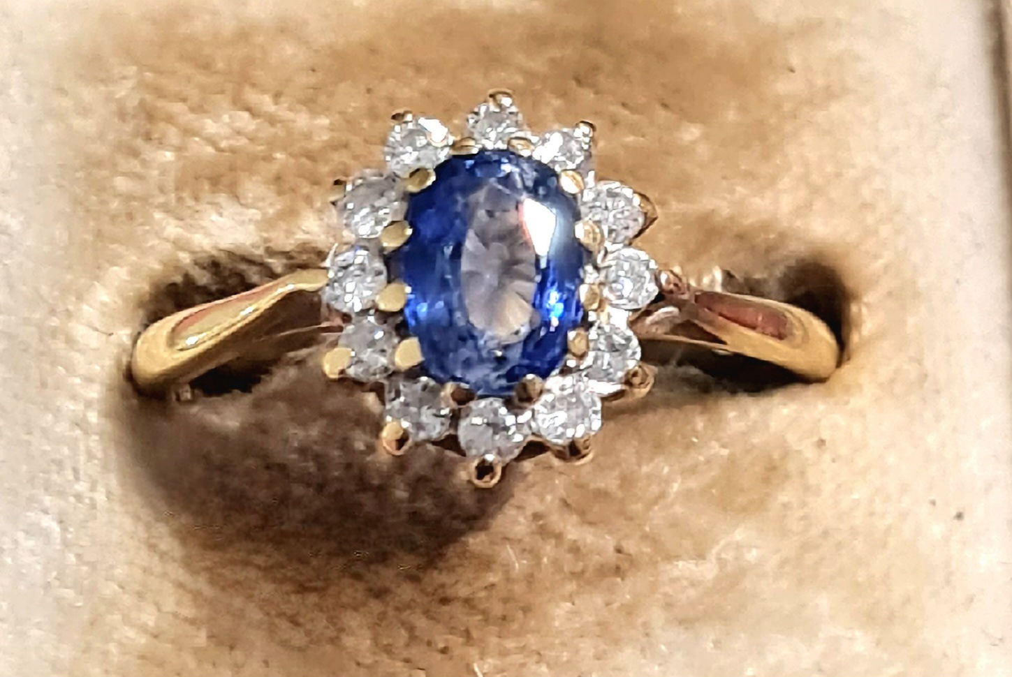 Vintage 18ct Gold Sapphire and Diamond 💎 Cluster Ring