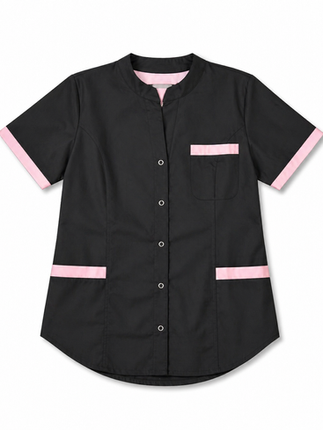 Chaqueta negra de manga corta con cuello mao, bolsillos y detalles en color rosa, desarrollada para Wambo.