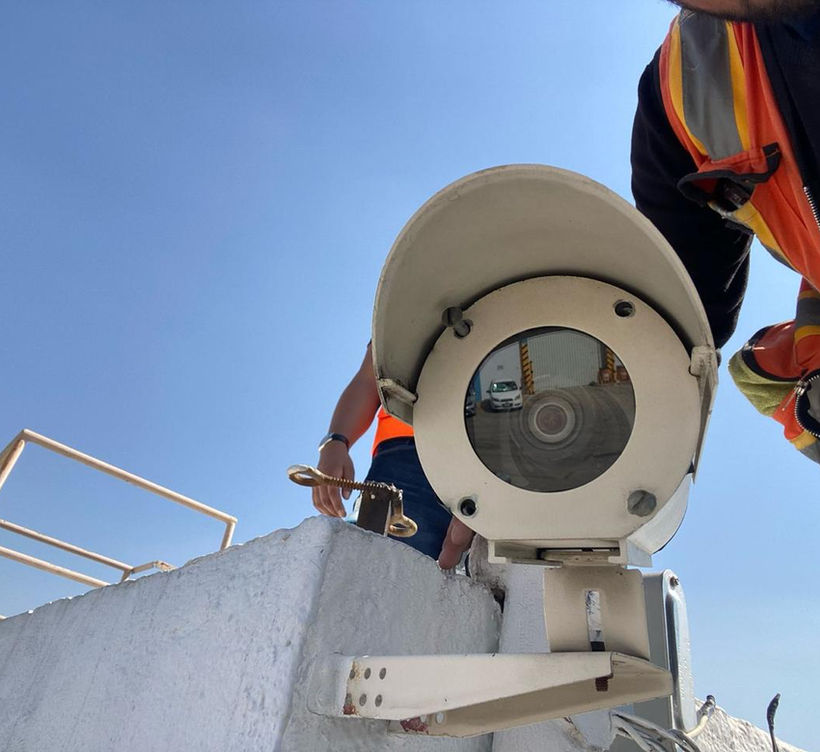 Cámara domo antivandálica fija para videovigilancia exterior instalada por SOFACTI en México