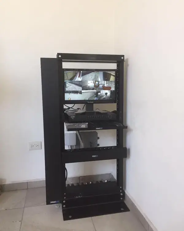 Gabinete rack para telecomunicaciones y seguridad electrónica instalado por SOFACTI en México