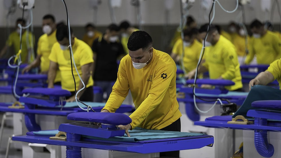 Bukele dice que los presos fabrican mobiliario para las escuelas de El Salvador