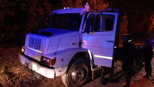 Tres hombres se escaparon de la policía en un camión pero finalmente fueron detenidos.