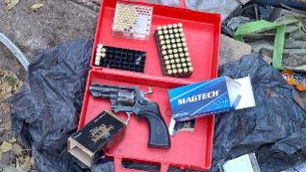 Secuestraron armas, municiones, droga en dos allanamientos