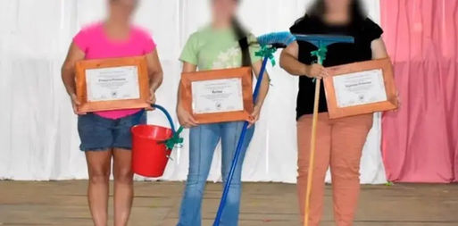 “Baldes y escobas como premio para las mujeres el 8 de marzo”, una decisión que generó escándalo en las redes