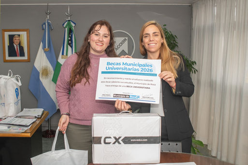 Soria entregó una notebook a la estudiante universitario con mejor promedio