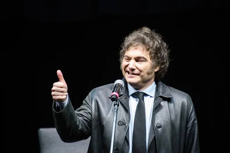 Mal dia financiero y judicial para Milei que lanzó la campaña electoral en Cordoba