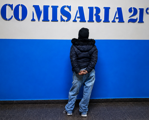  Mujer detenida por violar la prohibición de acercamiento