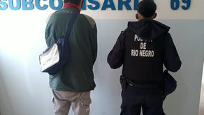 Tenia prohibido acercarse a su madre pero violó la restricción. Encima quería vender la pava de su madre sin su permiso...