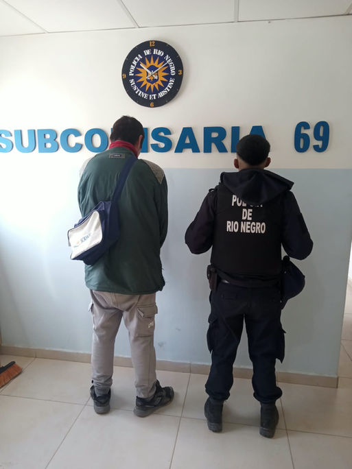 Tenia prohibido acercarse a su madre pero violó la restricción. Encima quería vender la pava de su madre sin su permiso...