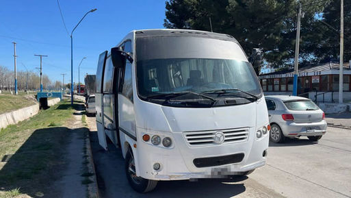 No tenía la habilitación correspondiente pero llevaba a 7 menores en un vehículo sin seguro ni RTO